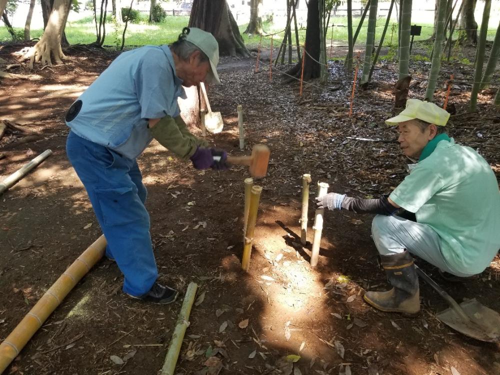 中尾緑地ベンチ作業中