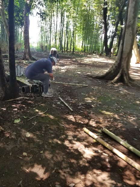 中尾緑地ベンチ作業中２