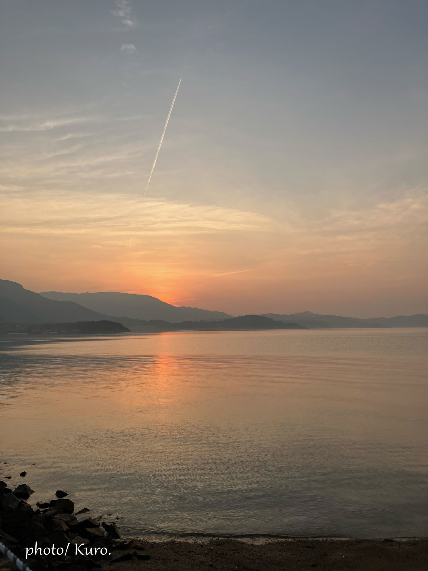 朝焼けと飛行機雲